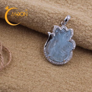 Mặt hồ ly ôm hoa tạc từ đá Aquamarine (M0092)